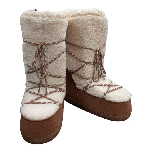 Boots Snow By Shoedazzle  Size: 7